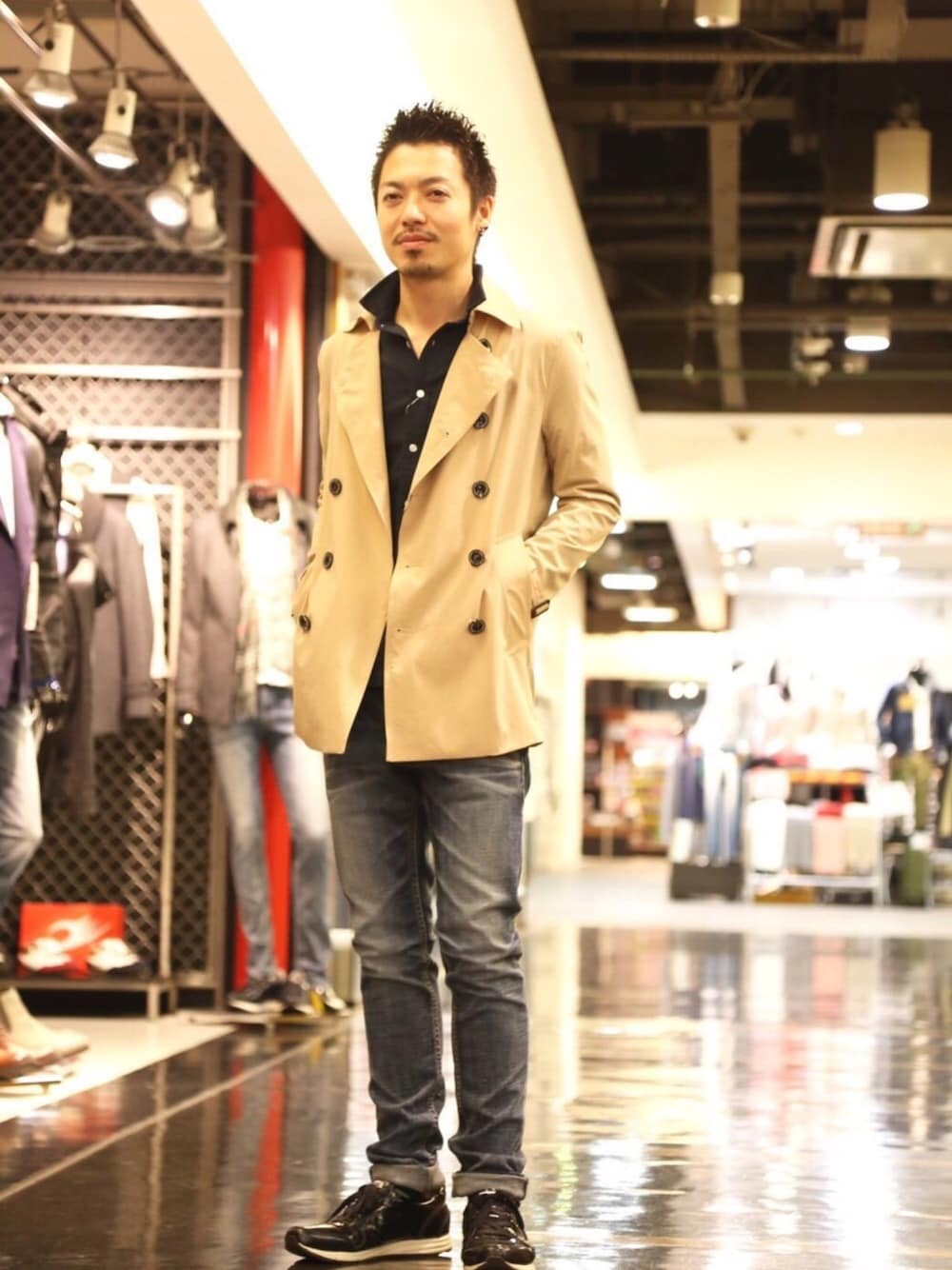 ベージュ系のトレンチコート、ブルー系のシャツ/ブラウス、ブルー系のデニムパンツを着用したメンズの冬コーディネートの1枚目の写真