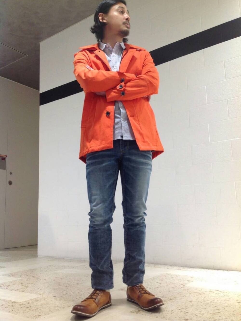 その他のステンカラーコート、その他のシャツ/ブラウス、その他のデニムパンツを着用したメンズの春コーディネートの1枚目の写真