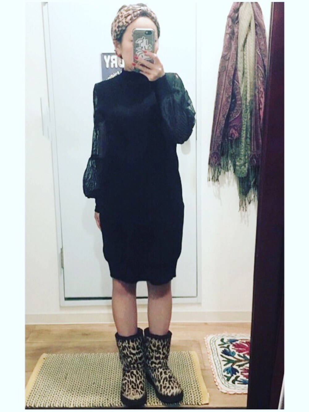 ブラウン系のブーツ、ブラウン系のヘアバンドを着用したレディースの冬コーディネートの1枚目の写真