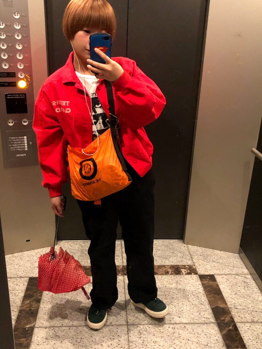 「古着、プーマ、金髪ショート、Aymmy in the batty girls」｜「古着のアイテム（ブルゾン、レッド系）」を使った、よっさんさん（レディース・153cm）の春コーディネートの1枚目の写真