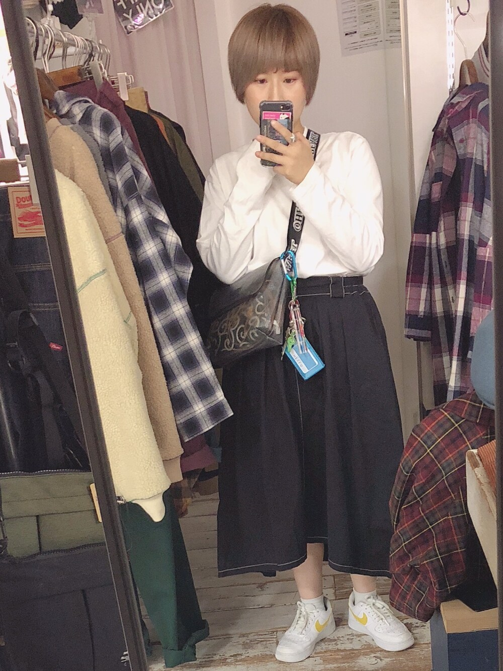 「ストリート、ナイキスニーカー、イレヘムスカート、金髪ショート、CREATIVEDRUGSTORE」｜「DOUBLE NAMEのベルト付配色ステッチイレヘムスカート（スカート、ブラック系）」を使った、よっさんさん（レディース・153cm）の秋コーディネートの1枚目の写真
