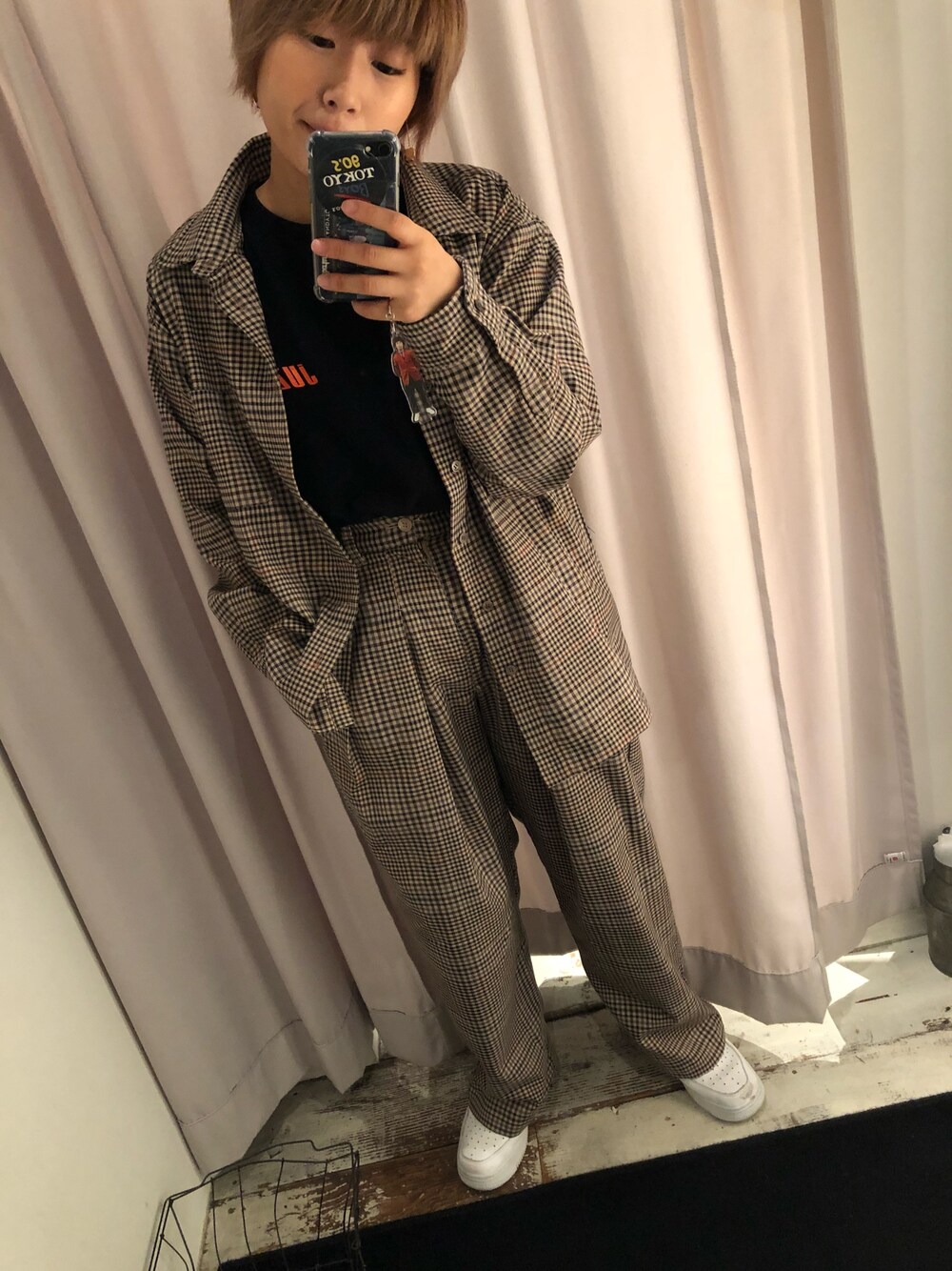 「kutir、セットアップ、チェック、ナイキスニーカー、金髪、ボーイッシュ」｜「kutirのチェックシャツ（シャツ/ブラウス、ベージュ系）」を使った、よっさんさん（レディース・153cm）の秋コーディネートの1枚目の写真