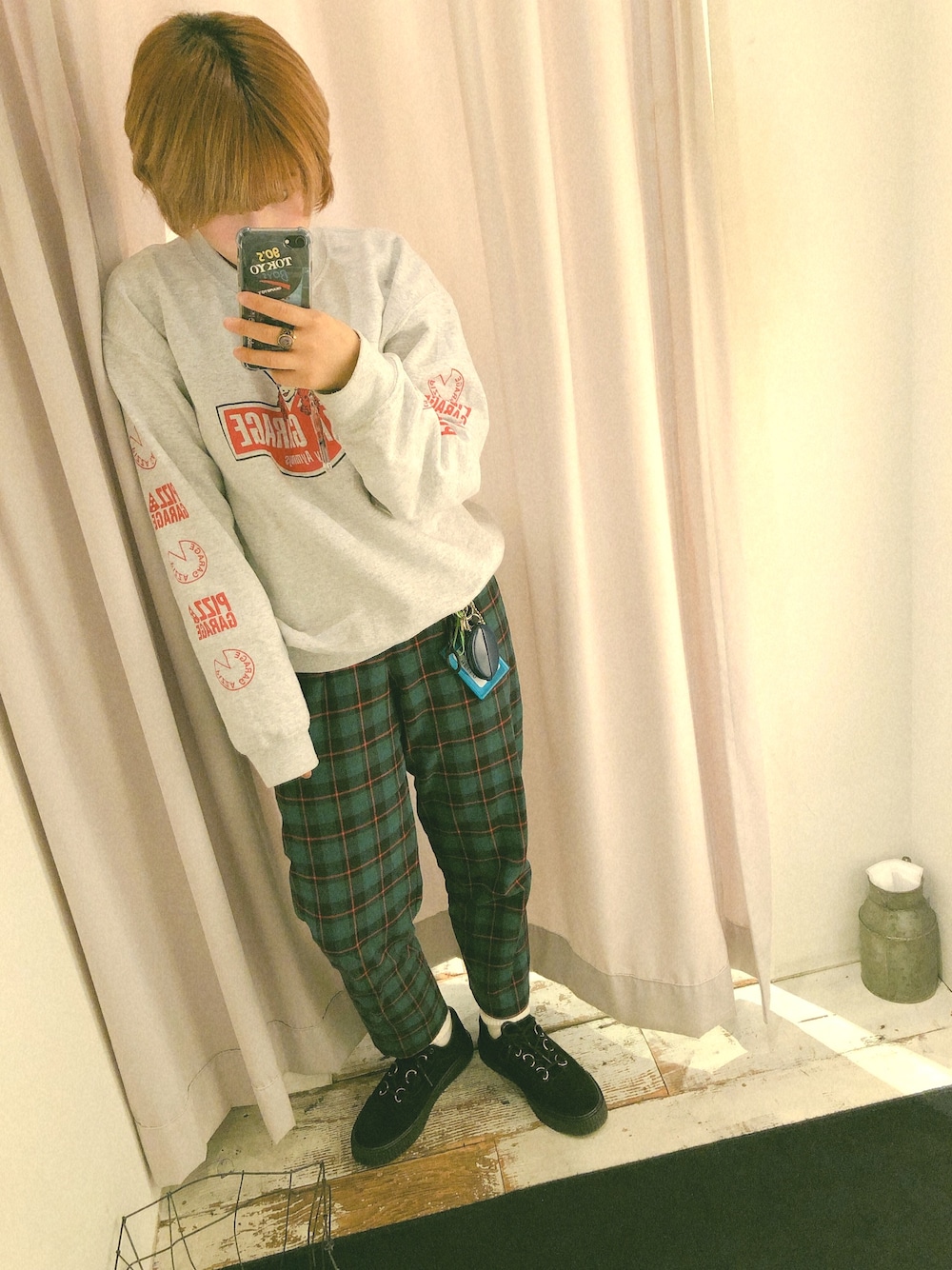 「Aymmy in the batty girls、チェックパンツ、ゆるめコーデ、VANS、金髪、ボーイッシュ」｜「Aymmy in the batty girlsのアイテム（スウェット、グレー系）」を使った、よっさんさん（レディース・153cm）の秋コーディネートの1枚目の写真