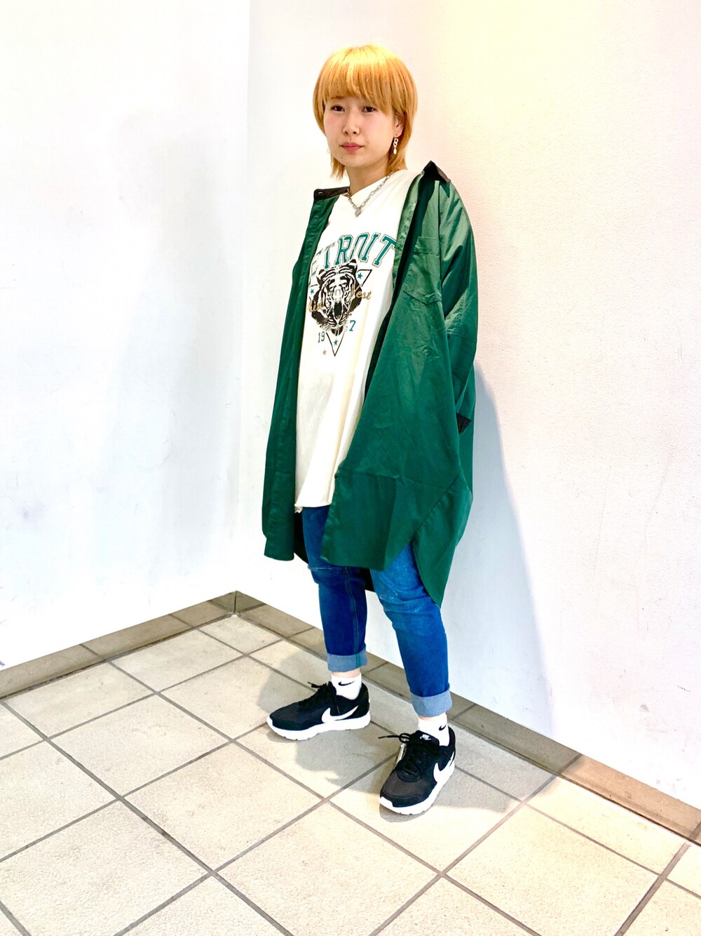 「カジュアル、メンズライク、ボーイッシュ、ナイキ、Tシャツ、デニム」｜「DOUBLE NAMEのアイテム（シャツワンピース、グリーン系）」を使った、よっさんさん（レディース・153cm）の夏コーディネートの1枚目の写真