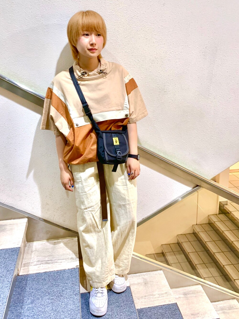 「ラクチンコーデ、カジュアル、ボーイッシュ、スポーティ、綿麻パンツ、ナイキスニーカー、サコッシュ」｜「DOUBLE NAMEのアイテム（Tシャツ/カットソー、オレンジ系）」を使った、よっさんさん（レディース・153cm）の夏コーディネートの1枚目の写真