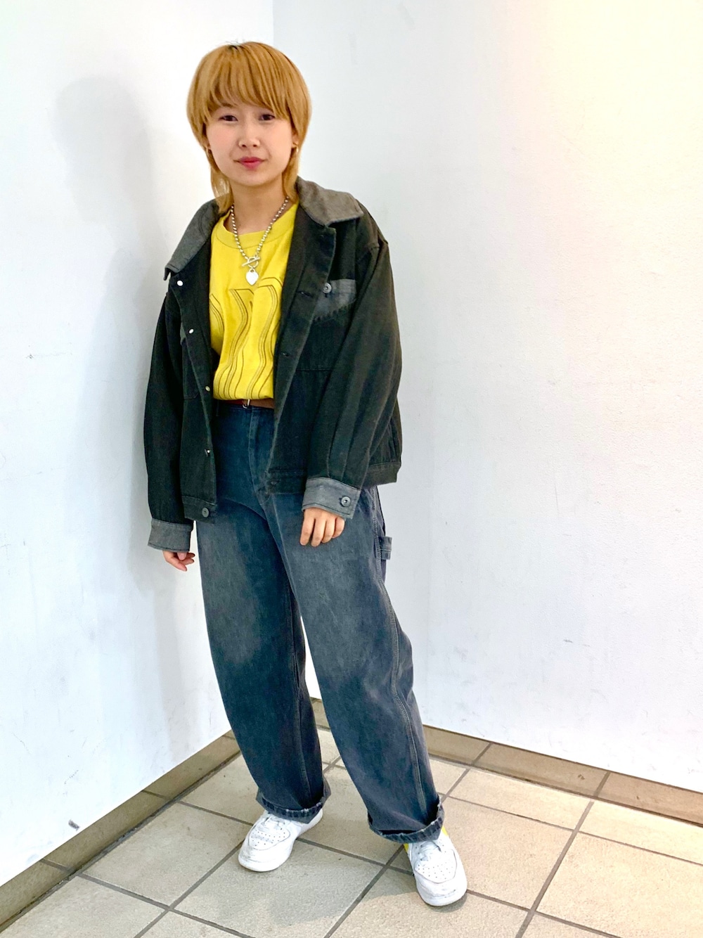 「Double name、ボーイッシュ、メンズライク、デニム、黒コーデ、金髪、ナイキ、エアフォースワン、からし色、ジャケット」｜「DOUBLE NAMEのアイテム（ジャケット/アウター、ブラック系）」を使った、よっさんさん（レディース・153cm）の夏コーディネートの1枚目の写真