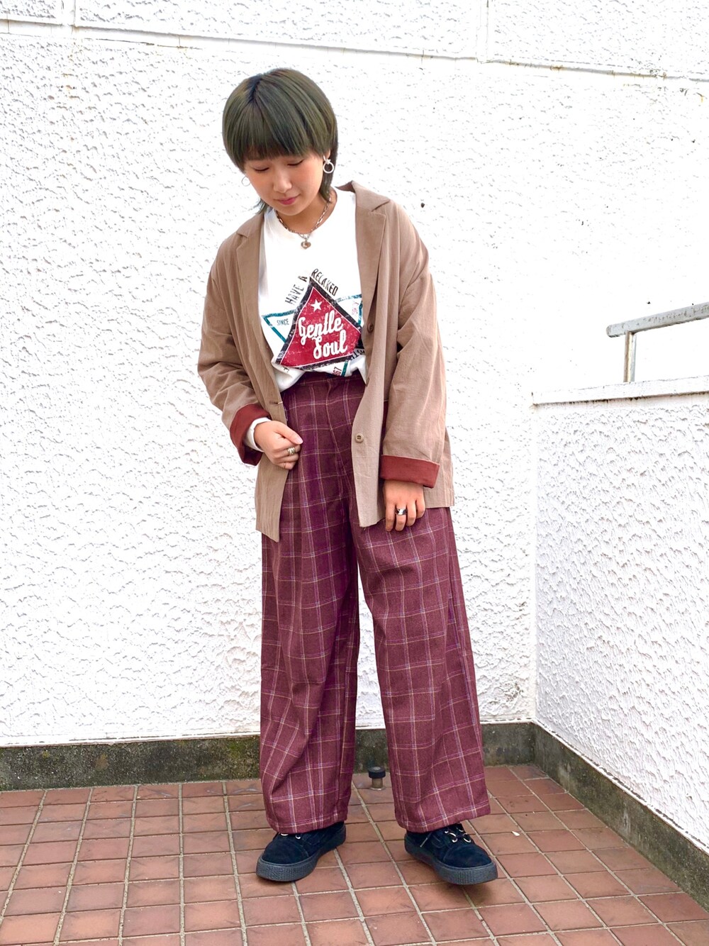 「カジュアル、ジャケット、チェックパンツ、Double name、ダブルネーム、ボーイッシュ、秋のコーデ」｜「DOUBLE NAMEのチェックタックテーパードパンツ（その他パンツ、レッド系）」を使った、よっさんさん（レディース・153cm）の夏コーディネートの1枚目の写真