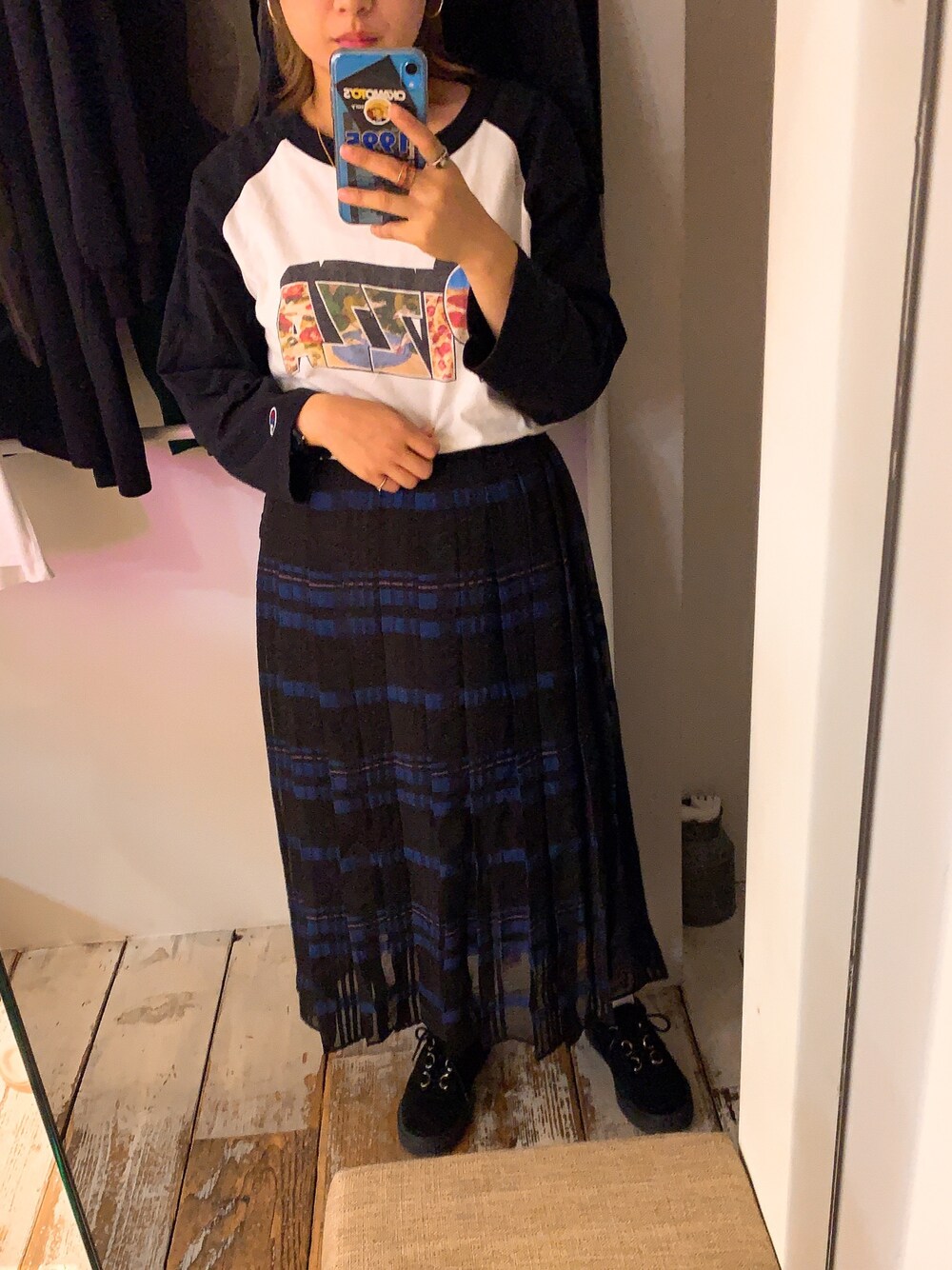 「秋コーデ、チェックスカート、チャンピオン、Aymmy in the batty girls、VANS」｜「KBFのシアーチェックスカート（スカート、ブラック系）」を使った、よっさんさん（レディース・153cm）の秋コーディネートの1枚目の写真
