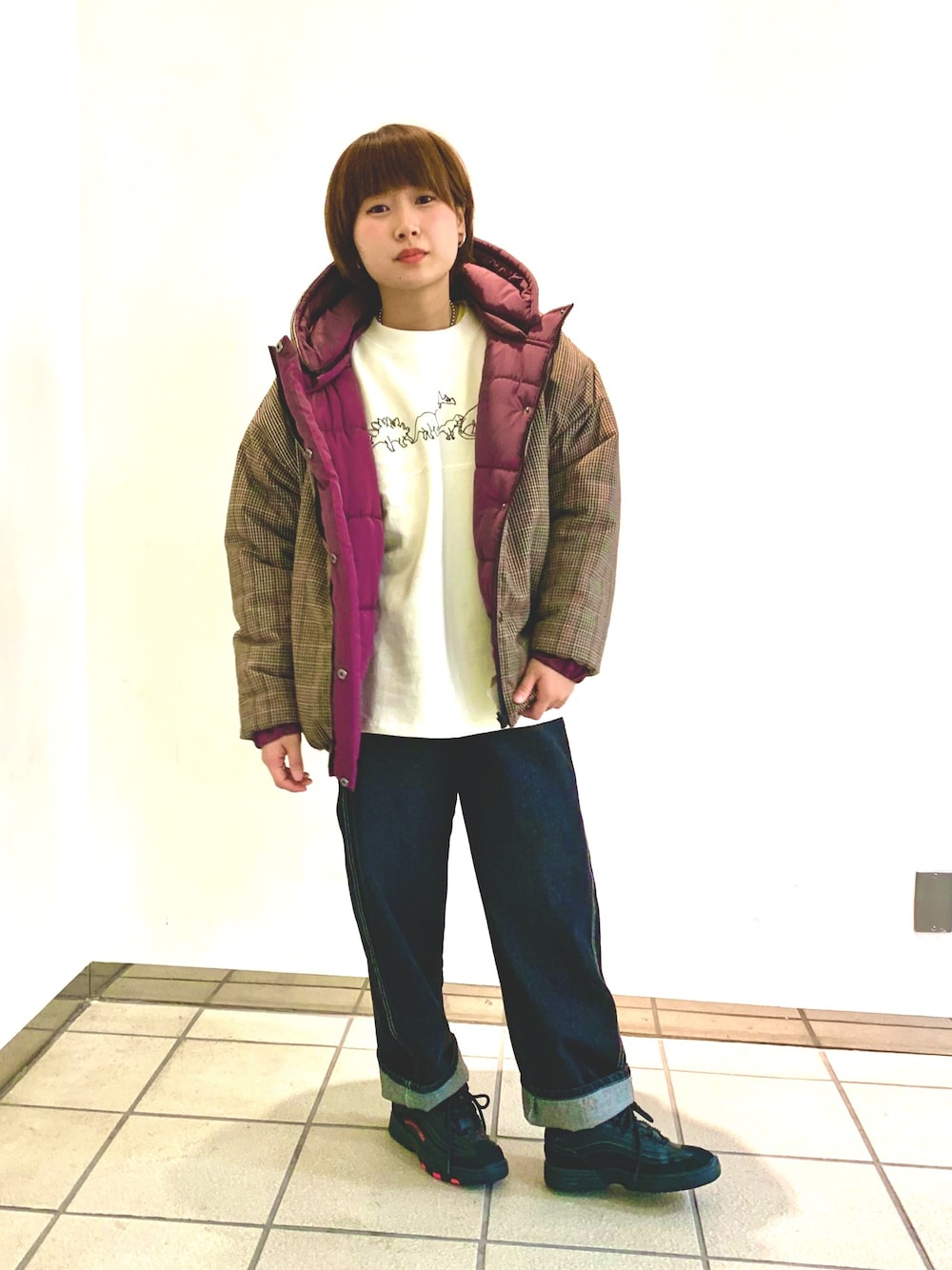 「おしゃれさんと繋がりたい、パンツスタイル、低身長、恐竜、ボーイズデニム、ボーイッシュ、DC SHOES、doublename、ダウンジャケット、ダブルネーム」｜「DOUBLE NAMEのならび恐竜刺しゅうプルオーバー（Tシャツ/カットソー、ホワイト系）」を使った、よっさんさん（レディース・153cm）の冬コーディネートの1枚目の写真