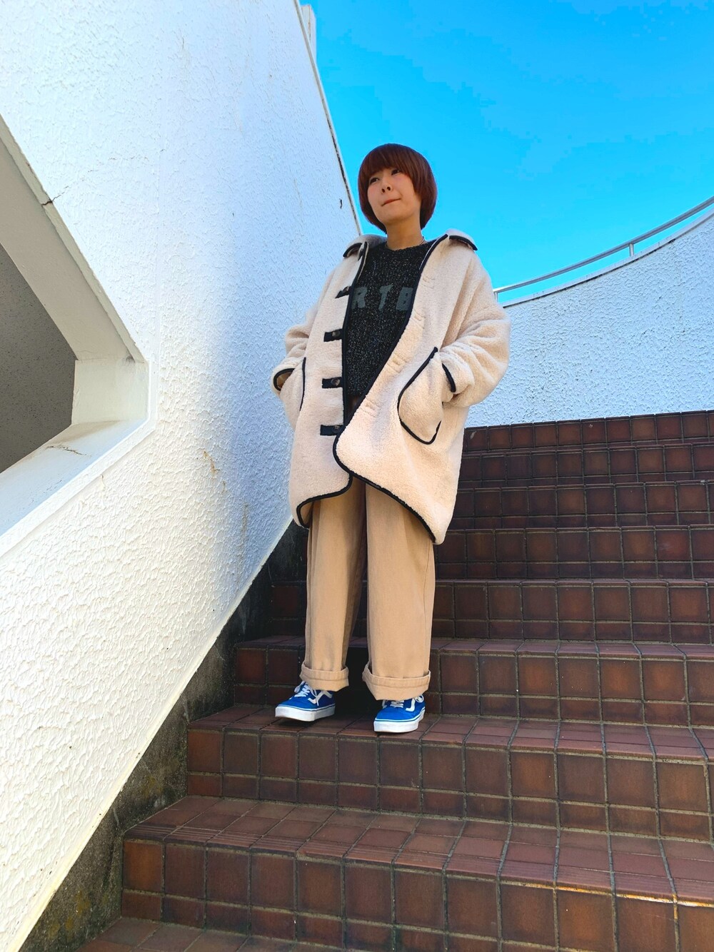 「パンツスタイル、冬コーデ、低身長、パイピングコート、ニット、ボーイッシュ、VANS」｜「DOUBLE NAMEのレザーパイピングボアコート（その他アウター、ホワイト系）」を使った、よっさんさん（レディース・153cm）の冬コーディネートの1枚目の写真