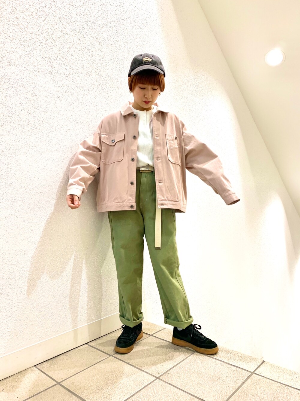 「春コーデ、パステル映える春、おしゃれさんと繋がりたい、スニーカー、カーキ、桜餅コーデ、ボーイッシュ、春アウター、くすみカラー」｜「DOUBLE NAMEのウエスト釦ボーイズカラーパンツ（その他パンツ、グリーン系）」を使った、よっさんさん（レディース・153cm）の春コーディネートの1枚目の写真