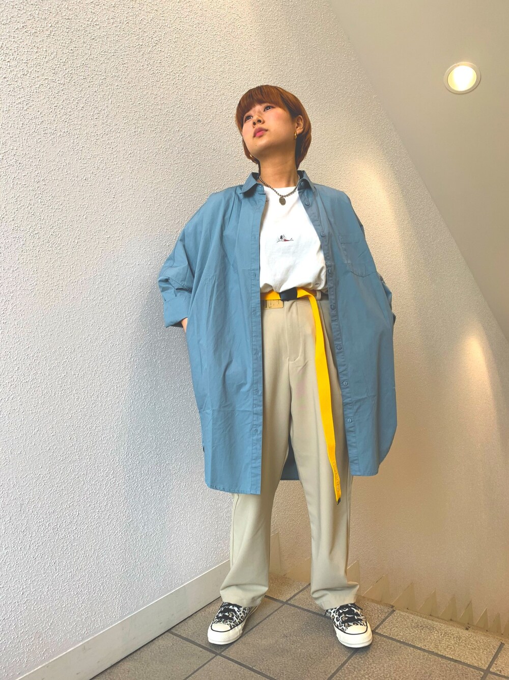 「春、今日のコーデ、カジュアル、おしゃれさんと繋がりたい、ラフ、大人カジュアル、低身長コーデ、ootd、コンバース、春色」｜「DOUBLE NAMEのシンクロガールBACK刺繍シャツ（シャツ/ブラウス、ブルー系）」を使った、よっさんさん（レディース・153cm）の春コーディネートの1枚目の写真