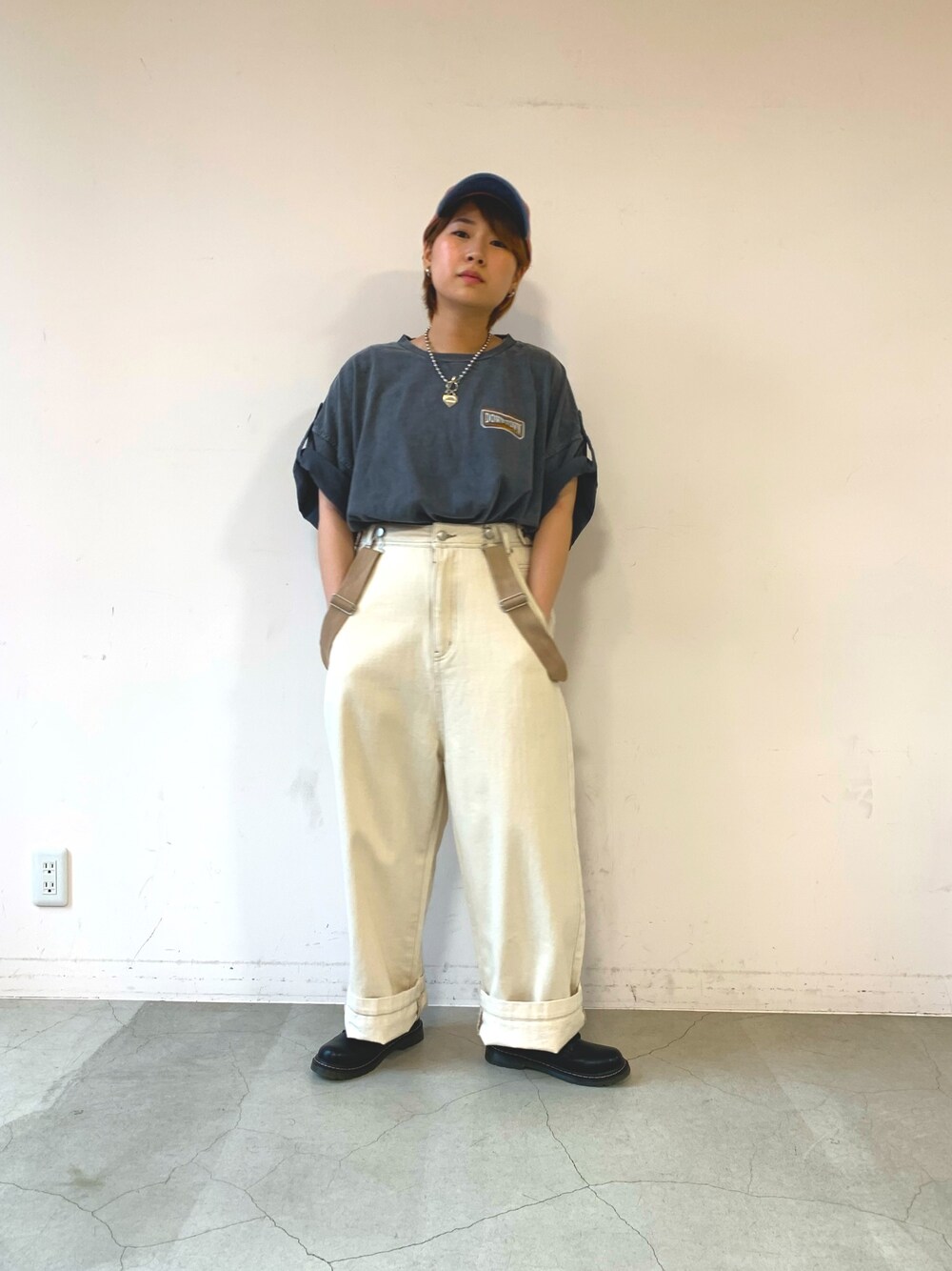 「パンツスタイル、doublename、ダブルネーム、黒Tシャツ、キャップ、ボーイッシュ、メンズライク、8ホール、低身長、ビッグT」｜「DOUBLE NAMEのサス付フィッシャーマンパンツ（デニムパンツ、ホワイト系）」を使った、よっさんさん（レディース・153cm）の春コーディネートの1枚目の写真