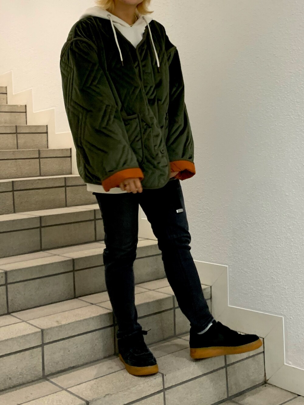 「パンツスタイル、ブラックデニム、キルティング、リバーシブル、ナイキ、NIKE、パーカー、白パーカー、秋のコーデ、ボーイッシュ」｜「DOUBLE NAMEのアイテム（デニムパンツ、ブラック系）」を使った、よっさんさん（レディース・153cm）の秋コーディネートの1枚目の写真