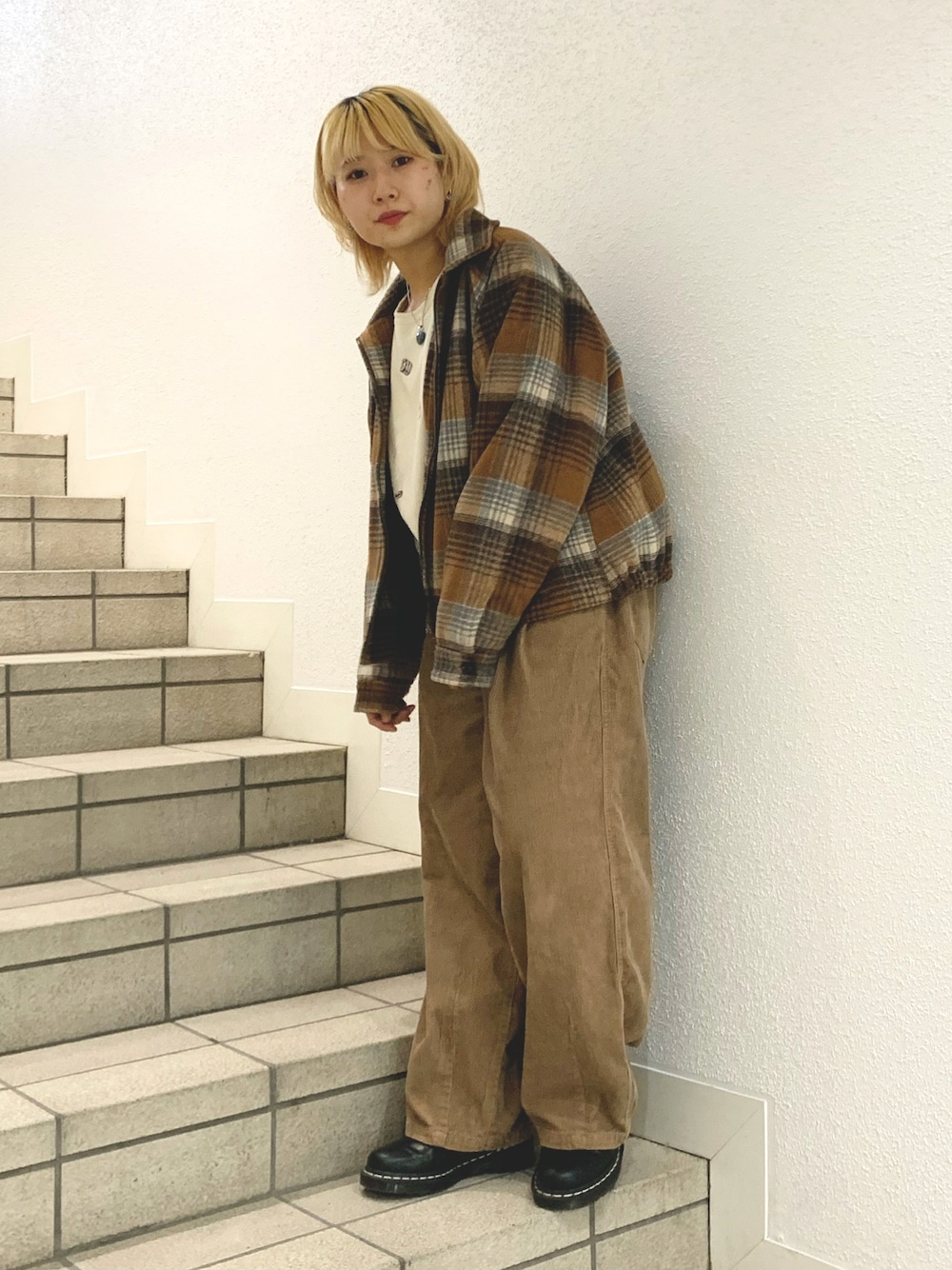 「チェック、ブルゾン、大人カジュアル、ラクチンコーデ、低身長、コーデュロイ、Dr.Martens」｜「DOUBLE NAMEの裏地配色スウィングトップ（ブルゾン、ブラウン系）」を使った、よっさんさん（レディース・153cm）の秋コーディネートの1枚目の写真