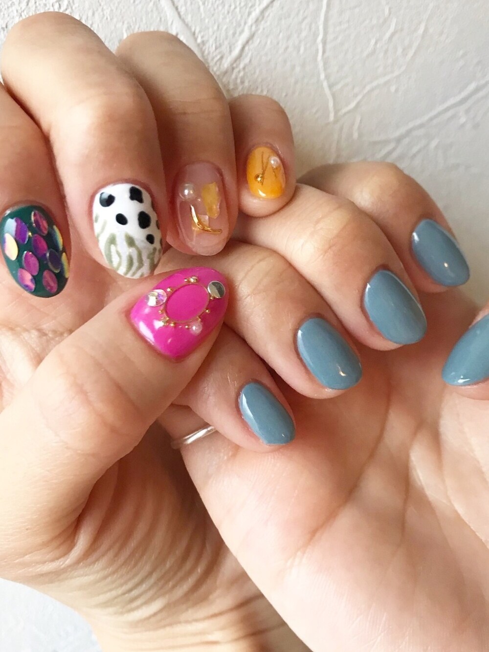 「ジェルネイル」｜「no brandのアイテム（ハンドケア/ハンドクリーム、ブルー系）」を使った、さやんさん（レディース・157cm）の冬コーディネートの1枚目の写真