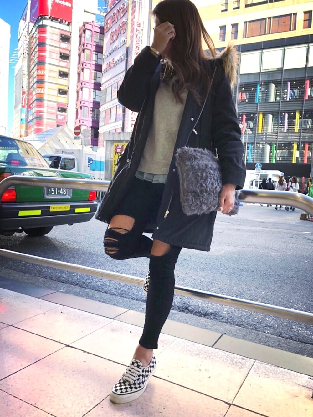 「オトナカジュアル、ootd、プチプラ、モッズコート、ダメージデニムパンツ、スニーカー女子、GRL、ANAP、VANS、ROSE BUD」｜「GRLのフードファーモッズコート（モッズコート、ブラック系）」を使った、chikaさん（レディース・158cm）の冬コーディネートの1枚目の写真