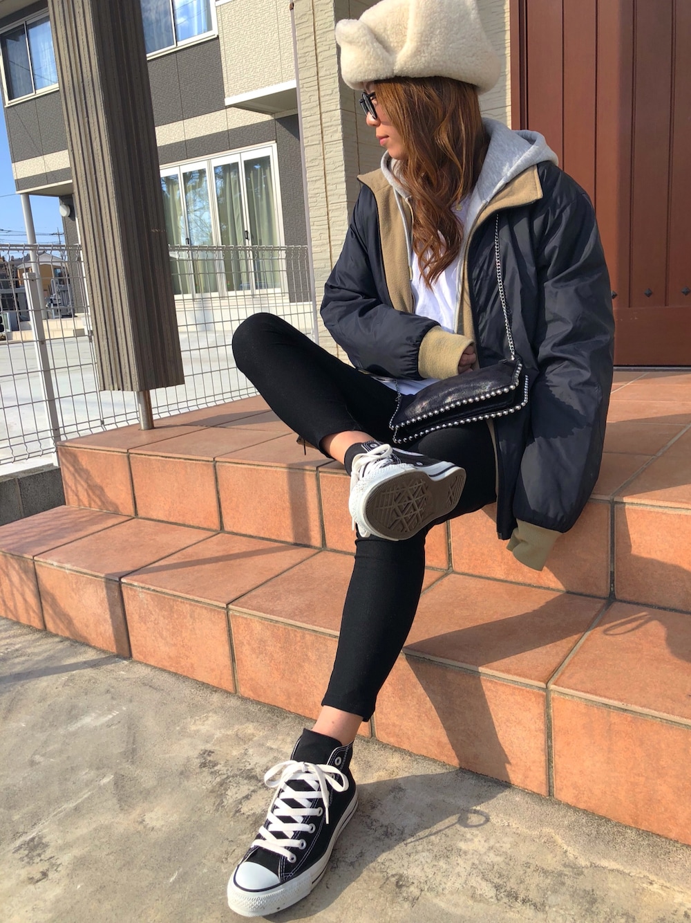 「プチプラコーデ、オトナカジュアル、モンクレール、フライトキャップ、レギンス、converse、ZARA、チェーンバッグ、パーカー、GU」｜「JOURNAL STANDARD relumeのアイテム（帽子、ホワイト系）」を使った、chikaさん（レディース・158cm）の冬コーディネートの1枚目の写真