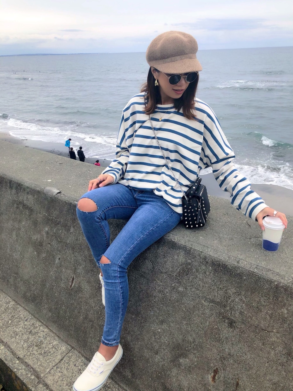 「大人カジュアル、シンプルコーデ、プチプラコーデ、スニーカーコーデ、キャスケット、ボーダートップス、スタッズバッグ、dholic、ZARA、VANS」｜「DHOLICのアイテム（トップス、ホワイト系）」を使った、chikaさん（レディース・158cm）の春コーディネートの1枚目の写真
