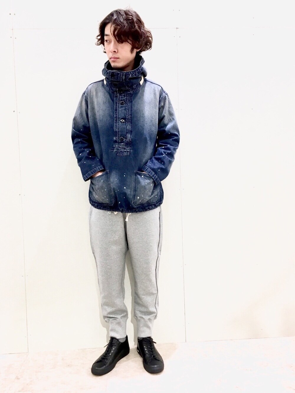 「シンプル、カジュアル、春コーデ、Johnbull Private labo、johnbull、スニーカー、スエットパンツ、アノラックパーカー、デニム、ストリートMIX」｜「Johnbull Private laboのネイビーデニムアノラック（デニムジャケット、ブルー系）」を使った、J2さん（メンズ・180cm）の冬コーディネートの1枚目の写真