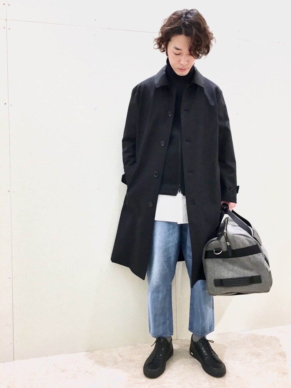 「春コーデ、カジュアル、ロングコート、きれいめカジュアル、Johnbull Private labo、johnbull、スニーカー、ボストンバッグ、ジーンズ、白シャツ」｜「Johnbull Private laboのトロウールステンカラーコート（ステンカラーコート、ブラック系）」を使った、J2さん（メンズ・180cm）の冬コーディネートの1枚目の写真