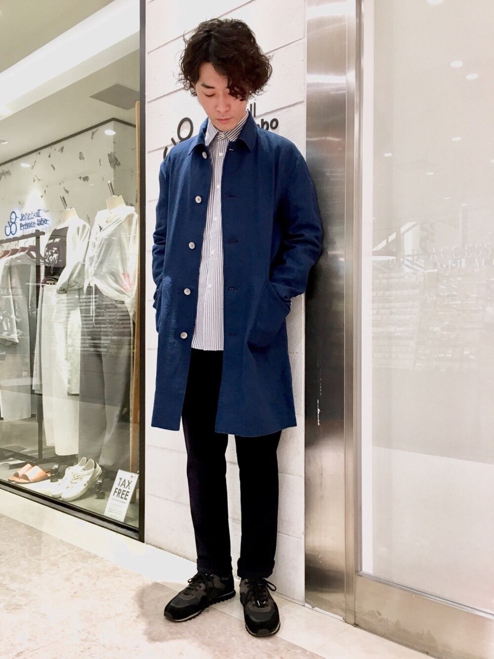 「カジュアルコーデ、春、スニーカー、Johnbull Private labo、johnbull、SPALWART、ワントーンコーデ、ストライプシャツ、ネイビー、リネン」｜「Johnbull Private laboのリネンイージーコート（ステンカラーコート、ブルー系）」を使った、J2さん（メンズ・180cm）の春コーディネートの1枚目の写真