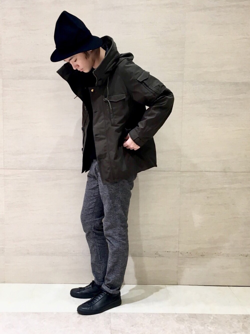 「秋コーデ、大人カジュアル、黒、シンプル、マウンテンパーカー、Johnbull Private labo、johnbull、スニーカー、カーキ、ハット」｜「Johnbull Private laboのユーティリティーシェル（マウンテンパーカー、グリーン系）」を使った、J2さん（メンズ・180cm）の秋コーディネートの1枚目の写真