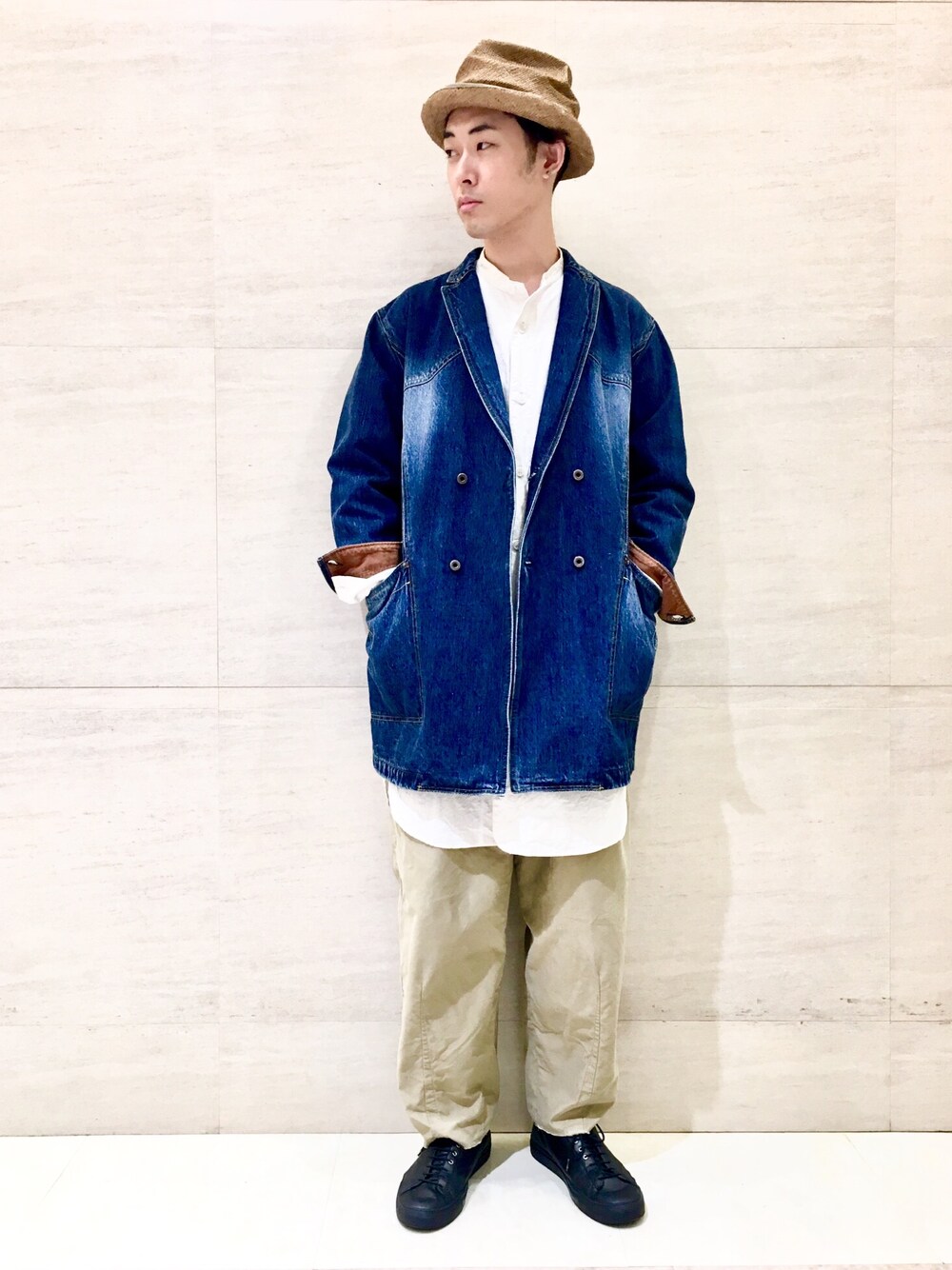 「スニーカーコーデ、デニム、デニムジャケット、チノパン、ロングシャツ、白シャツ、Johnbull Private labo、johnbull、ハット、スニーカー」｜「Johnbullのデニムワークジャケット（デニムジャケット、ブルー系）」を使った、J2さん（メンズ・180cm）の夏コーディネートの1枚目の写真