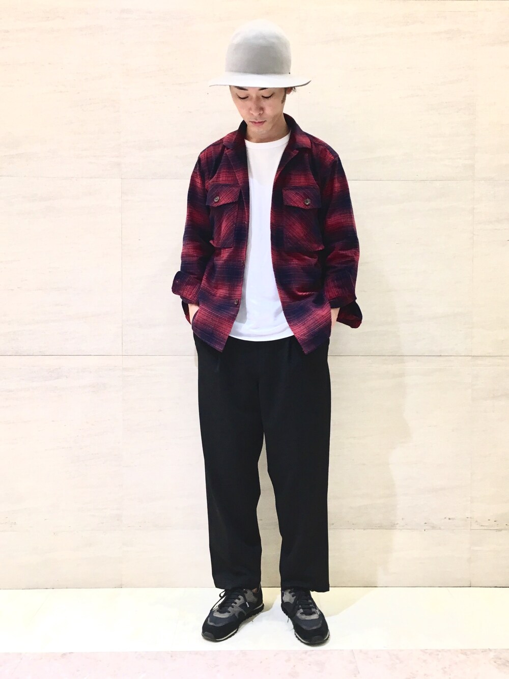 「秋服準備はじめました、Johnbull Private labo、johnbull、ジョンブル　プライベート　ラボ(Johnbull Private labo)、ジョンブル、スニーカー、チェックシャツ、イージーパンツ、bukht、SPALWART」｜「bukhtのアイテム（帽子、グレー系）」を使った、J2さん（メンズ・180cm）の秋コーディネートの1枚目の写真
