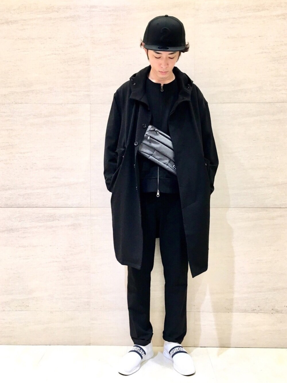 「スニーカー、オールブラック、ストリート、ブラック、ブラックコーデ、Johnbull Private labo、johnbull、キャップ、モノトーンコーデ、セットアップ」｜「Johnbullのアウトラストブルゾン（ブルゾン、ブラック系）」を使った、J2さん（メンズ・180cm）の夏コーディネートの1枚目の写真