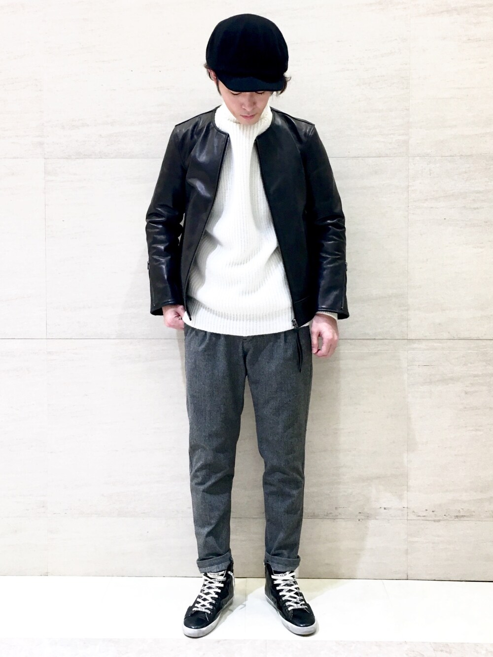 「Johnbull Private labo、johnbull、ジョンブル　プライベート　ラボ(Johnbull Private labo)、ジョンブル、レザージャケット、きれいめカジュアル、GOLDEN GOOSE、白ニット、モノトーン、モノトーンコーデ」｜「Johnbull Private laboのシングルライダージャケット（ライダースジャケット、ブラック系）」を使った、J2さん（メンズ・180cm）の秋コーディネートの1枚目の写真