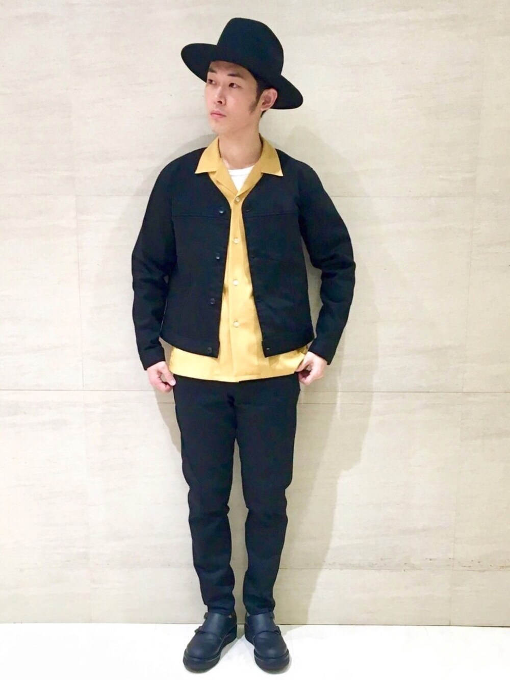 「Johnbull Private labo、johnbull、ジョンブル　プライベート　ラボ(Johnbull Private labo)、ジョンブル、KIDS LOVE GAITE、黒コーデ、革靴、モノトーンコーデ、スキニーデニム、セットアップ」｜「Johnbull Private laboのBLACK LINE 立体スリムジーンズ（デニムパンツ、ブラック系）」を使った、J2さん（メンズ・180cm）の冬コーディネートの1枚目の写真