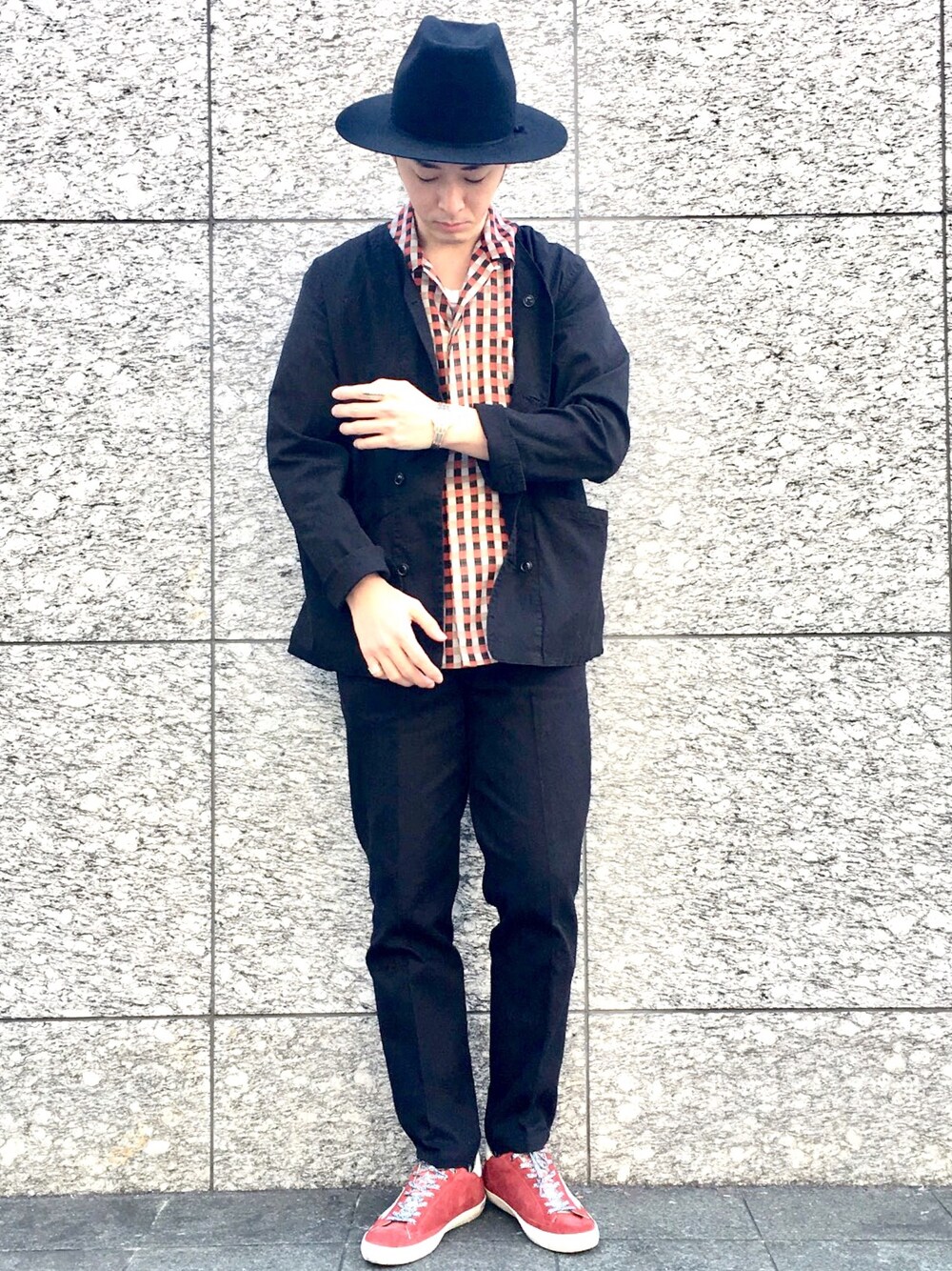 「ジョンブル　プライベート　ラボ(Johnbull Private labo)、ジョンブル、Johnbull Private labo、johnbull、ハット、オープンカラーシャツ、スニーカーコーデ、GOLDEN GOOSE、touareg silver、ブラック」｜「Johnbull Private laboのJOHNBULLフェルトハット（ハット、ブラック系）」を使った、J2さん（メンズ・180cm）の春コーディネートの1枚目の写真