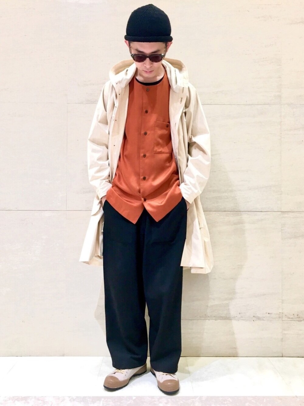「ジョンブル　プライベート　ラボ(Johnbull Private labo)、ジョンブル、Johnbull Private labo、johnbull、サングラス、ZDA、whowhat、o project、スニーカー、ニット帽」｜「Johnbull Private laboのニットキャップ（ニットキャップ/ビーニー、ブラック系）」を使った、J2さん（メンズ・180cm）の春コーディネートの1枚目の写真