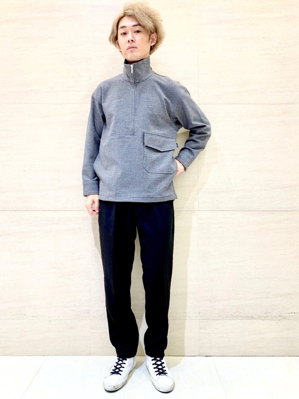「ジョンブル、ジョンブル　プライベート　ラボ(Johnbull Private labo)、Johnbull Private labo、johnbull、スタッフセンバツ、スニーカー、GOLDEN GOOSE、シンプルスタイル、モノトーン、きれいめカジュアル」｜「Johnbullのエアレットジッププルオーバー（その他アウター、グレー系）」を使った、J2さん（メンズ・180cm）の秋コーディネートの1枚目の写真