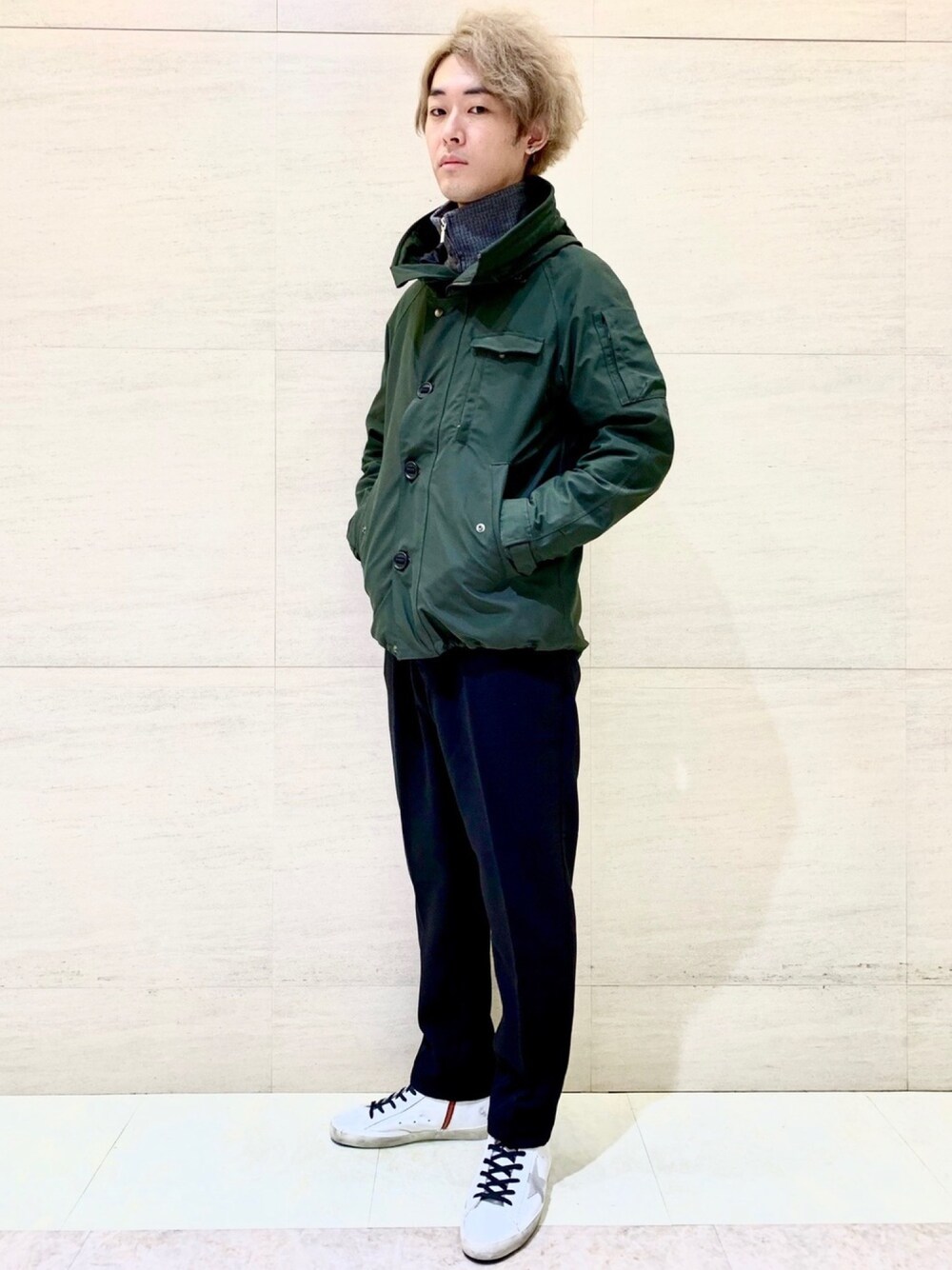 「ジョンブル、ジョンブル　プライベート　ラボ(Johnbull Private labo)、Johnbull Private labo、johnbull、スタッフセンバツ、GOLDEN GOOSE、スニーカー、きれいめカジュアル、マウンテンパーカー、シンプルスタイル」｜「Johnbullのユーティリティーシェル（マウンテンパーカー、グリーン系）」を使った、J2さん（メンズ・180cm）の秋コーディネートの1枚目の写真
