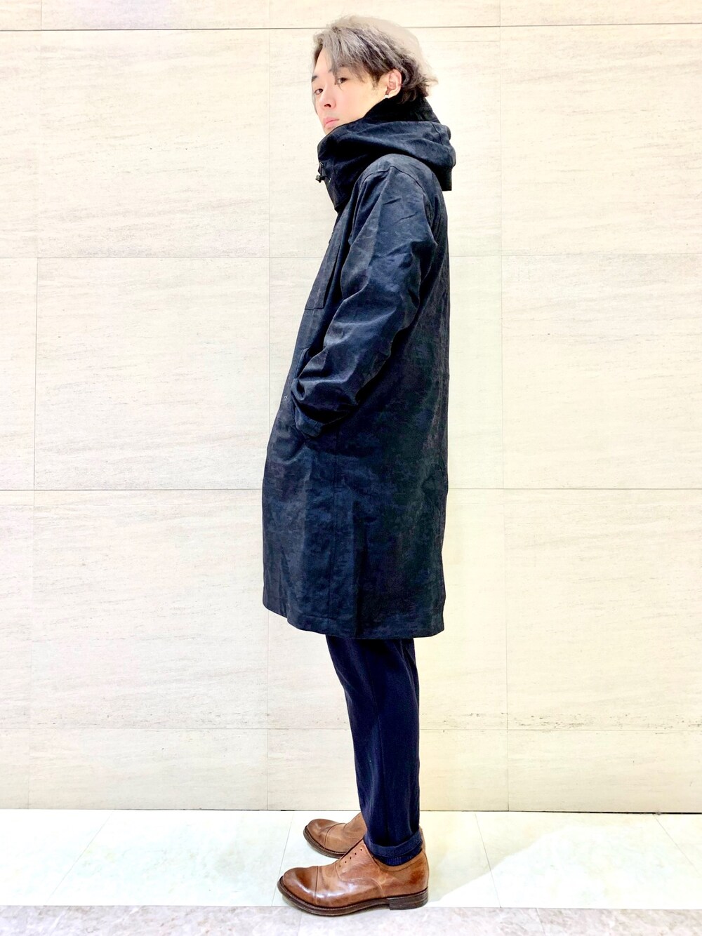 「Johnbull Private labo、johnbull、ジョンブル、ジョンブル　プライベート　ラボ(Johnbull Private labo)、コート、カモフラ、革靴、OFFICINE CREATIVE、大人カジュアル、ネイビー」｜「Johnbullのパターンユーティリティーコート（その他アウター、ブラック系）」を使った、J2さん（メンズ・180cm）の秋コーディネートの1枚目の写真