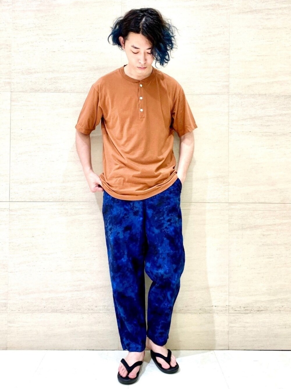 「Johnbull Private labo、johnbull、ジョンブル、ジョンブル　プライベート　ラボ(Johnbull Private labo)、イージーパンツ、サンダル、JOJO、シンプル、リラックススタイル、Tシャツ」｜「JohnbullのトラビスヘンリーネックTシャツ（Tシャツ/カットソー、ブラウン系）」を使った、J2さん（メンズ・180cm）の夏コーディネートの1枚目の写真