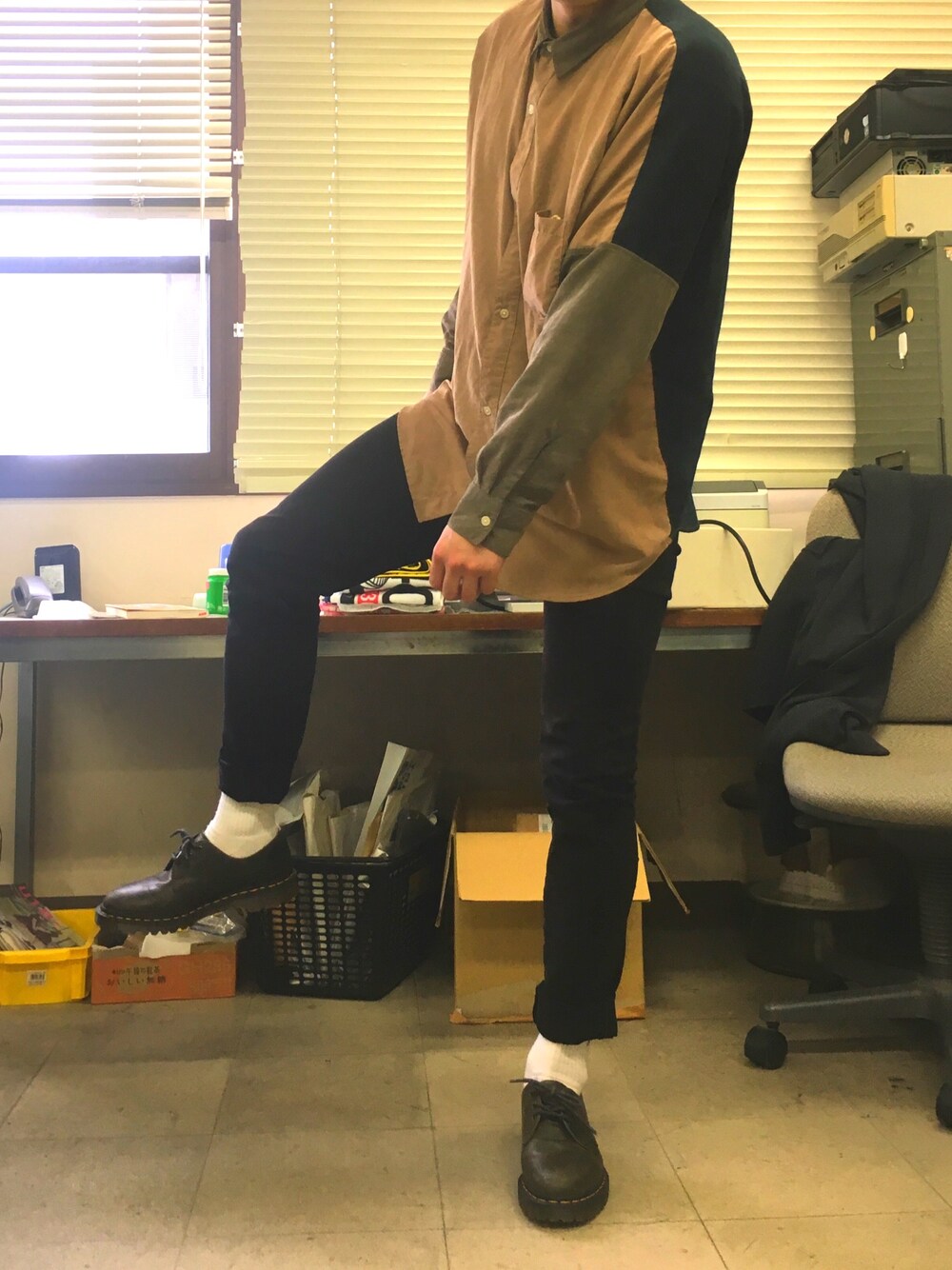ブラック系のチノパンツ、ベージュ系のシャツ/ブラウス、グリーン系のブーツを着用したメンズの春コーディネートの1枚目の写真