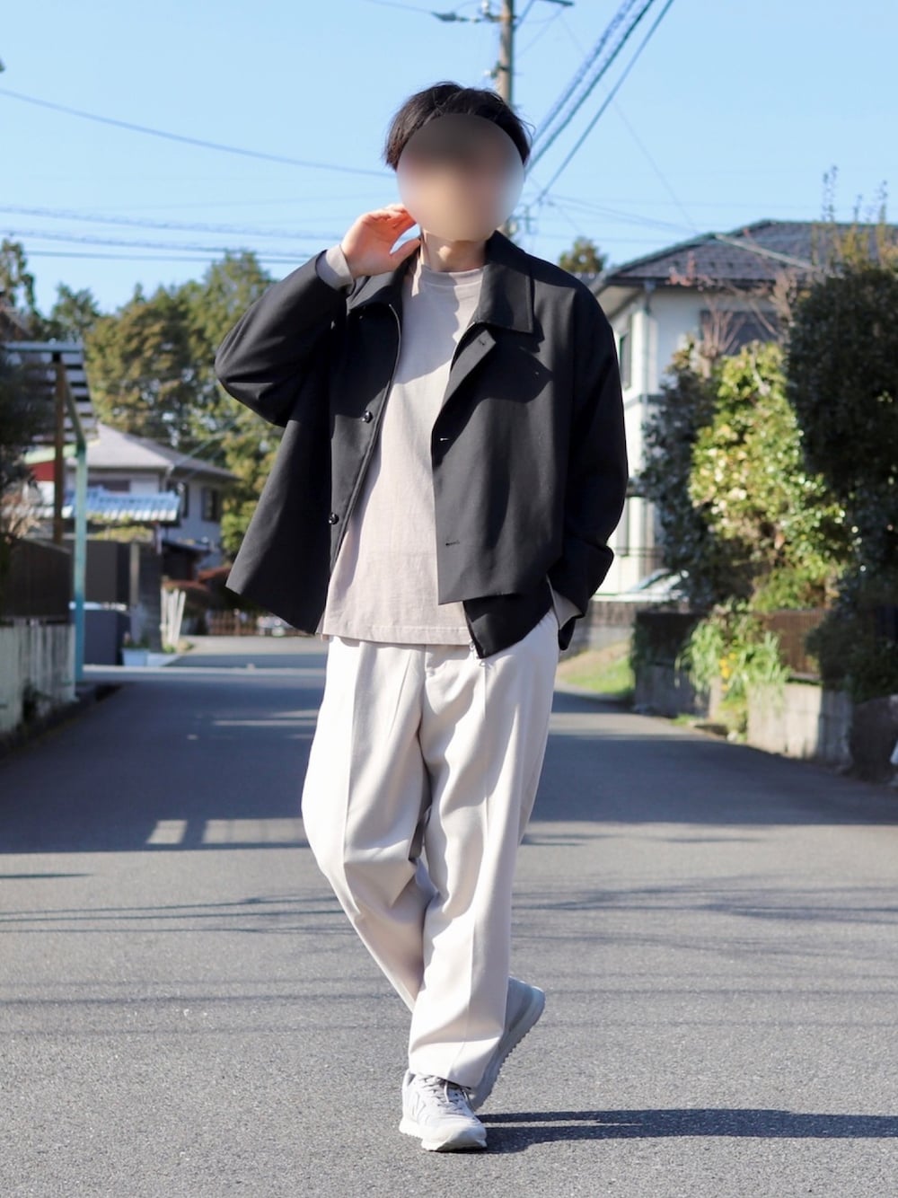 「春めきシューズ、春コーデ、ホワイト、ブラック、シンプル、ブルゾン、スラックス」｜「HAREのTWフラップブルゾン(HARE)（ブルゾン、ブラック系）」を使った、トミーさん（メンズ・178cm）の春コーディネートの1枚目の写真