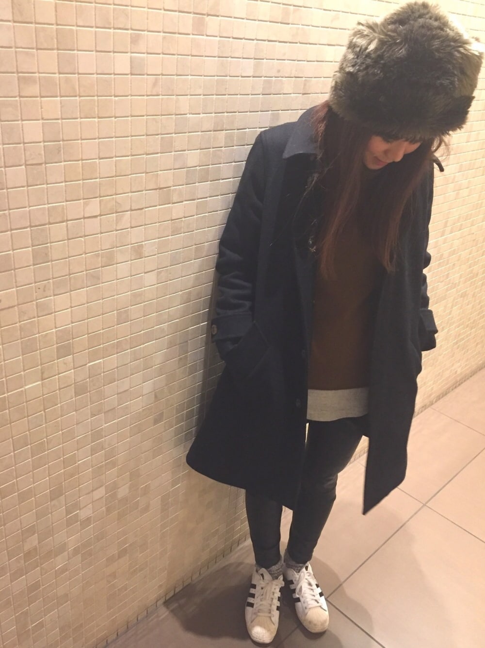 ブラウン系のニット/セーター、ブラック系のその他アウター、ブラック系のパンツを着用したレディースの冬コーディネートの1枚目の写真