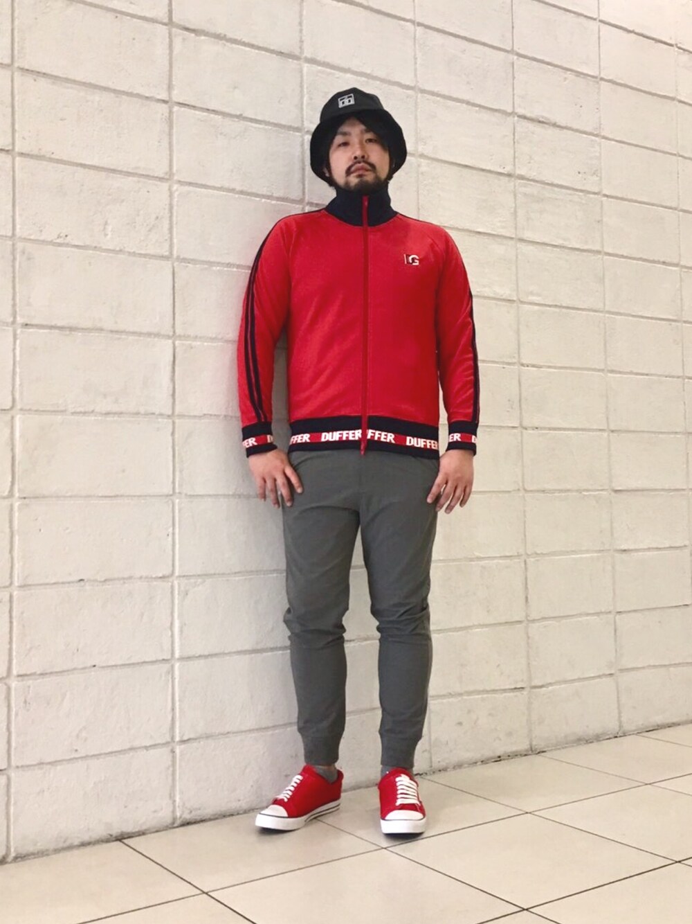 「スニーカー、赤、ジャージ、カープ男子、DUFFER、GREENY、ダファー、グリーニー」｜「The DUFFER of ST.GEORGEのRIB EASY PANTS：360°伸縮 サイロスパン リブイージーパンツ（その他パンツ、グレー系）」を使った、RYT1024さん（メンズ・184cm）の春コーディネートの1枚目の写真