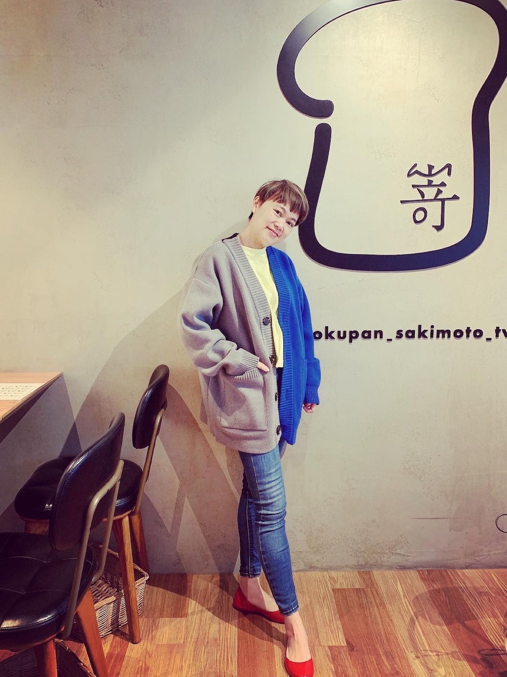 「街頭穿搭」｜「HEICH BLADEのアイテム（ニット/セーター、ブルー系）」を使った、Jessie Wuさん（レディース・156cm）の冬コーディネートの1枚目の写真