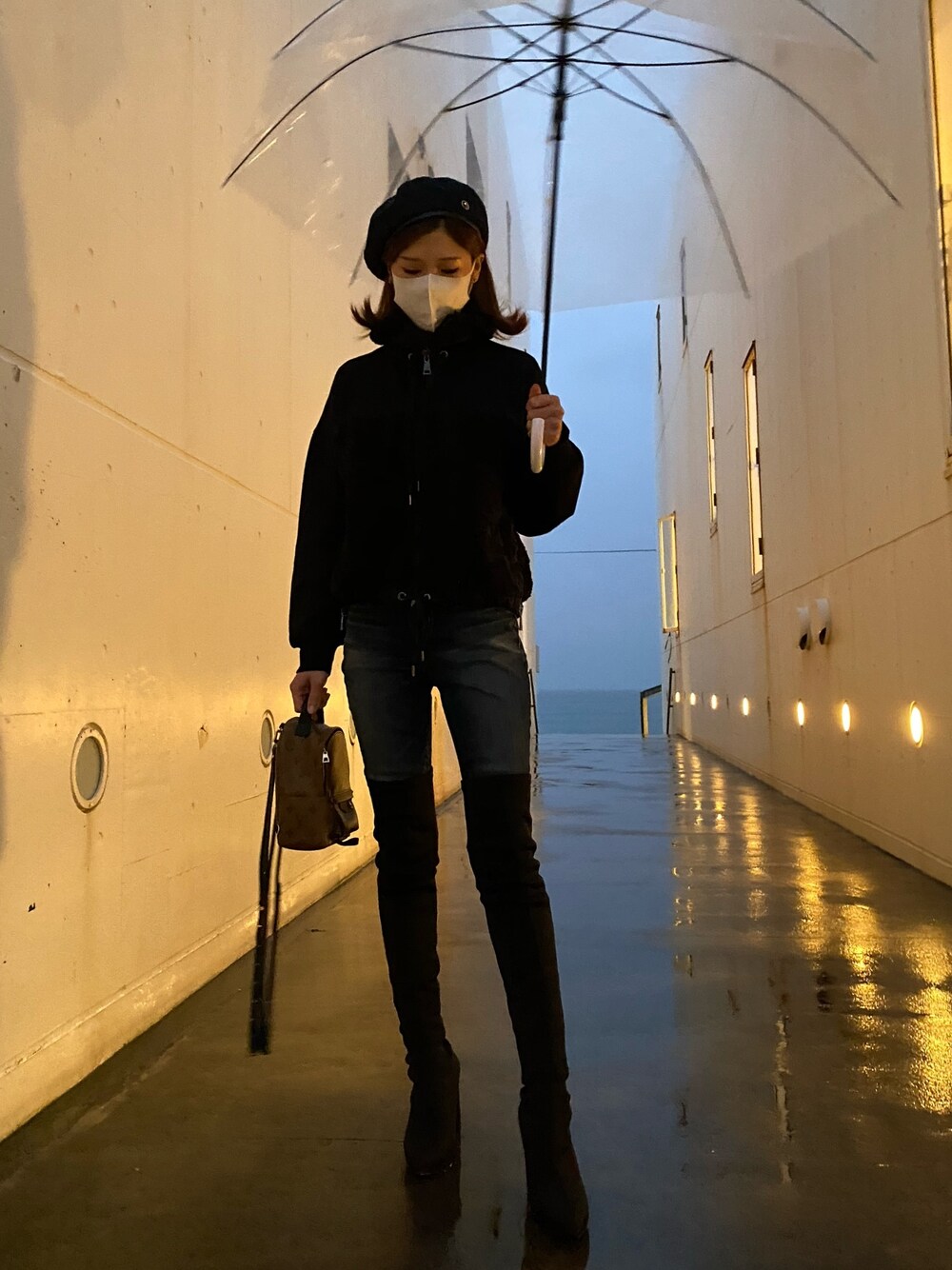 「オトナカジュアル、パンツスタイル、おしゃれさんと繋がりたい、秋のコーデ、カジュアルコーデ、休日スタイル、ブラック、デニム、ニーハイブーツ、ootd」｜「MONCLERのアイテム（その他アウター、ブラック系）」を使った、ぴ🐥さん（レディース・162cm）の秋コーディネートの1枚目の写真