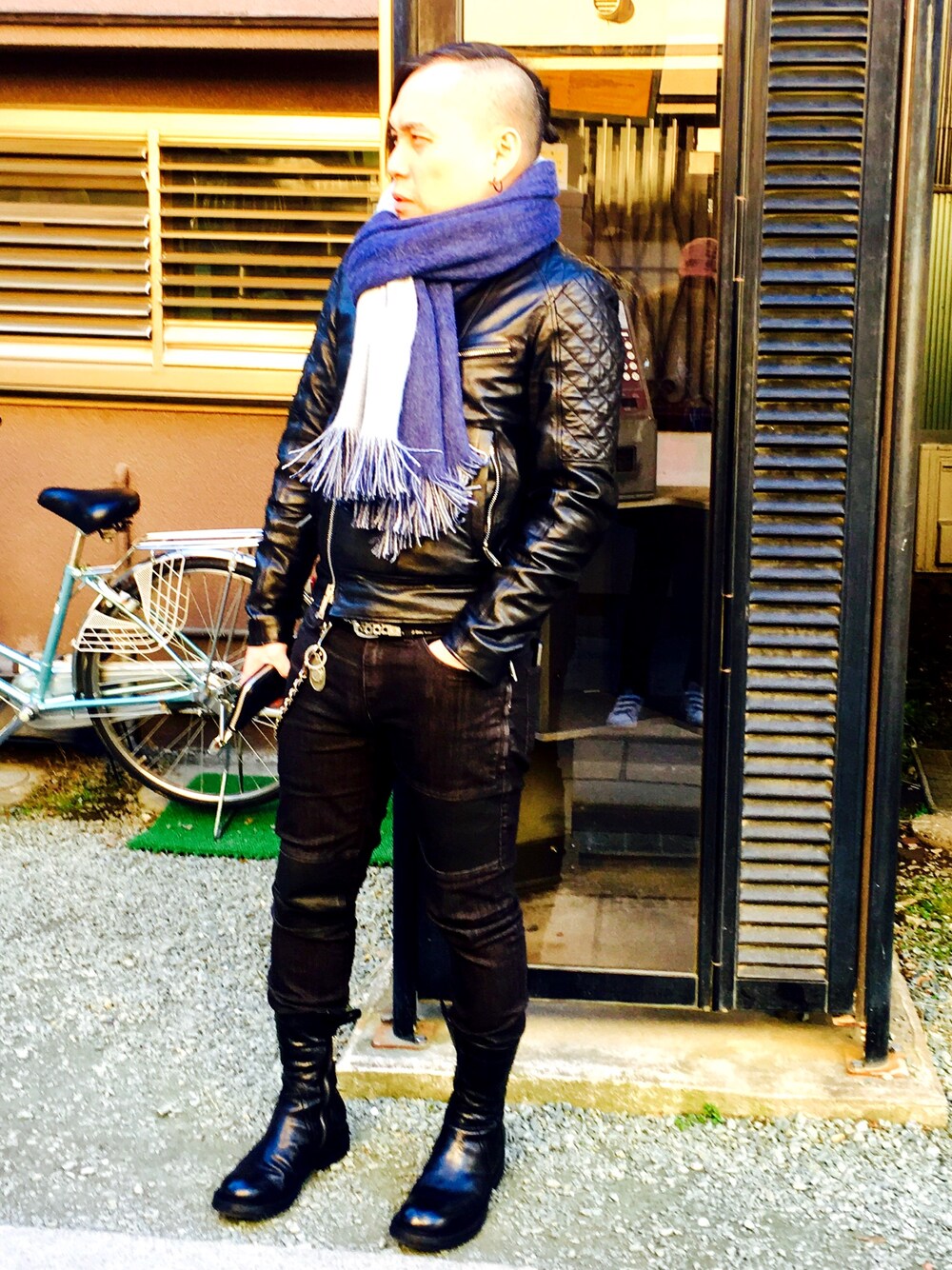 「DSQUARED2のアイテム（ライダースジャケット、ブラック系）」を使った、Alexizさん（メンズ・170cm）の冬コーディネートの1枚目の写真