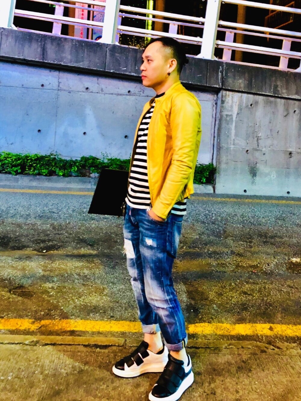 「シンプル、春コーデ、DSQUARED2、Saint Laurent、Alexander McQueen」｜「BEAMSのアイテム（Tシャツ/カットソー、ブラック系）」を使った、Alexizさん（メンズ・170cm）の春コーディネートの1枚目の写真