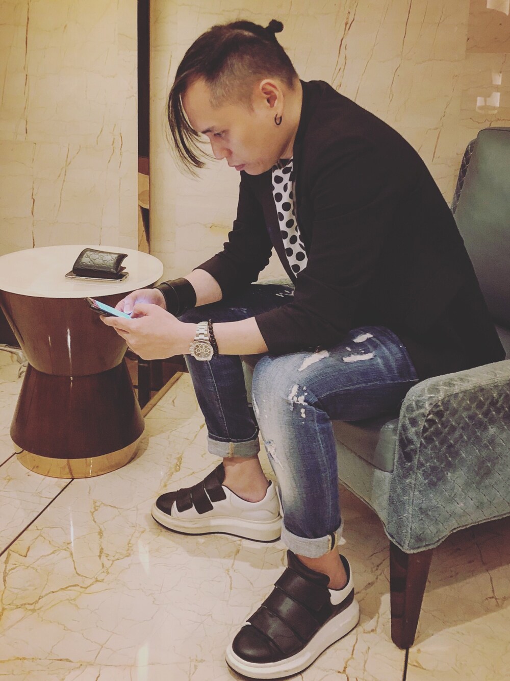 「DSQUARED2、Alexander McQueen、amialexandremattiussi、cultureguilt、alexizng、休日スタイル、秋服準備はじめました、フォローお願いします、ゆるコーデ」｜「DSQUARED2のアイテム（スーツジャケット、ブラック系）」を使った、Alexizさん（メンズ・170cm）の秋コーディネートの1枚目の写真