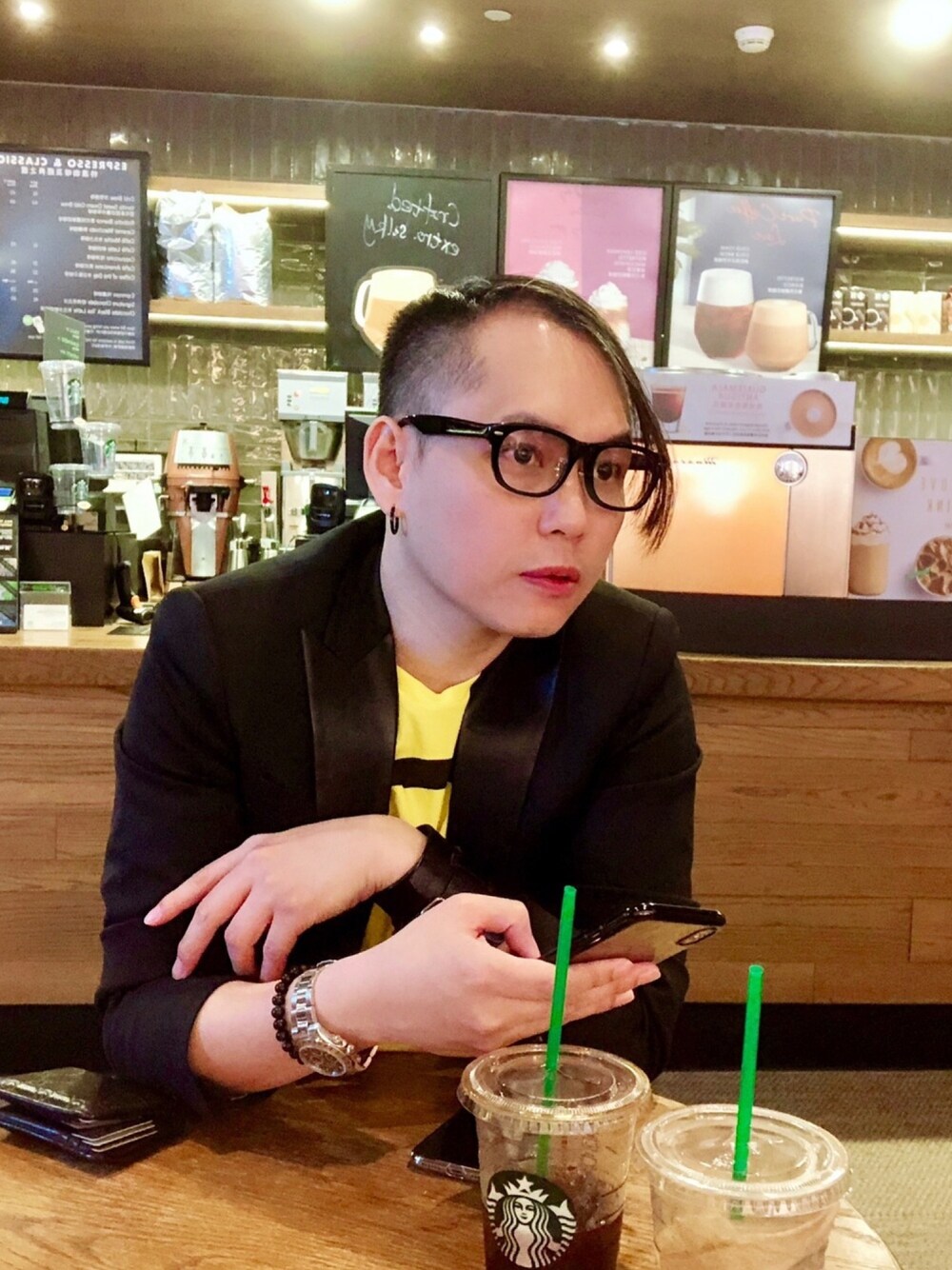 「おしゃれさんと繋がりたい、秋コーデ、ブラック、カジュアルコーデ、DSQUARED2、MOSCHINO、cultureguilt、ROLEX、DAYTONA」｜「MOSCHINOのアイテム（Tシャツ/カットソー、イエロー系）」を使った、Alexizさん（メンズ・170cm）の秋コーディネートの1枚目の写真