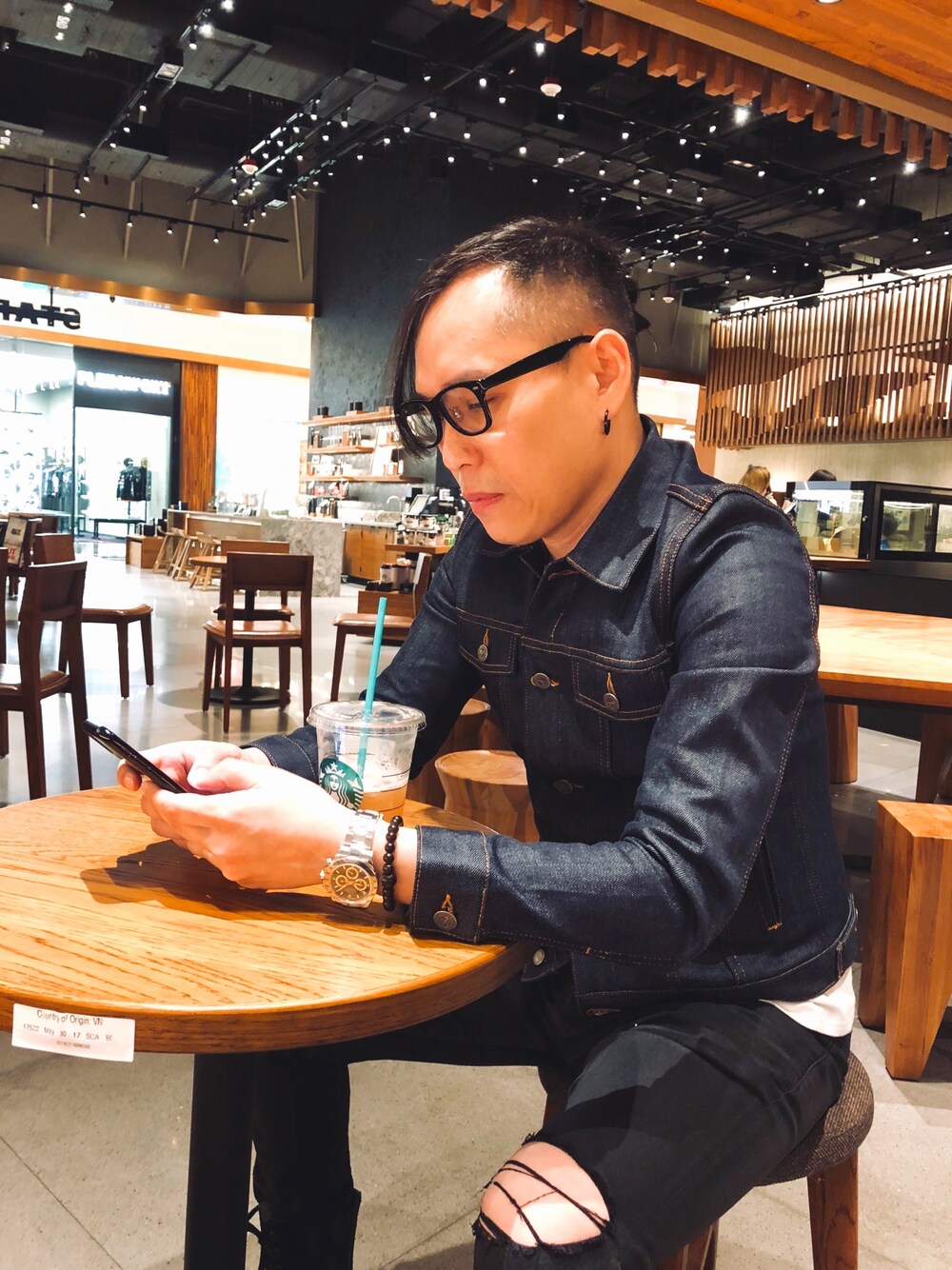 「秋服、シンプルコーデ、ゆるコーデ、APC、CoSTUME NATIONAL HOMME、denim、ROLEX、DAYTONA」｜「A.P.C.のアイテム（デニムジャケット、ブルー系）」を使った、Alexizさん（メンズ・170cm）の秋コーディネートの1枚目の写真