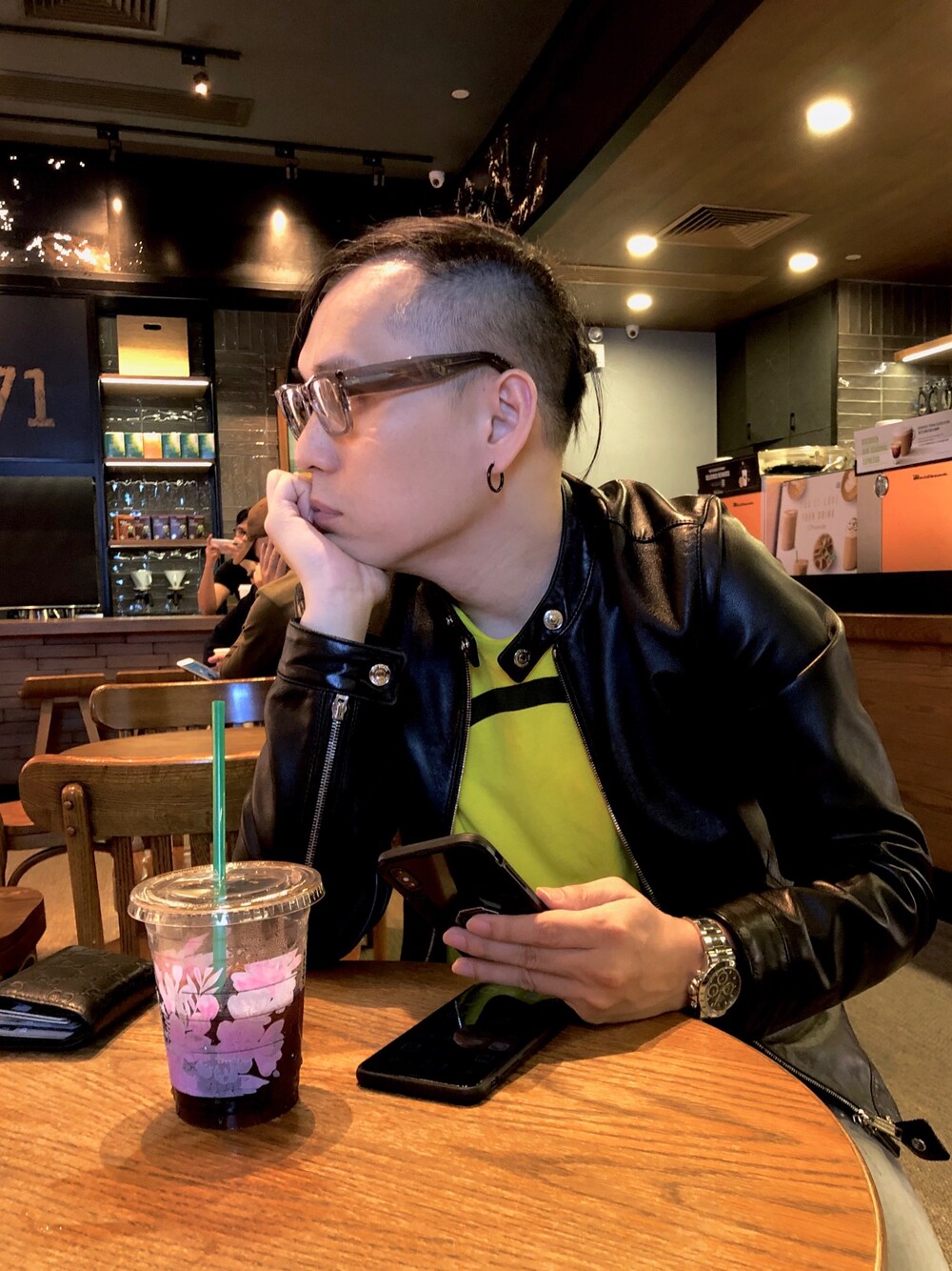 「DSQUARED2のアイテム（ジャケット/アウター、ブラック系）」を使った、Alexizさん（メンズ・170cm）の春コーディネートの1枚目の写真